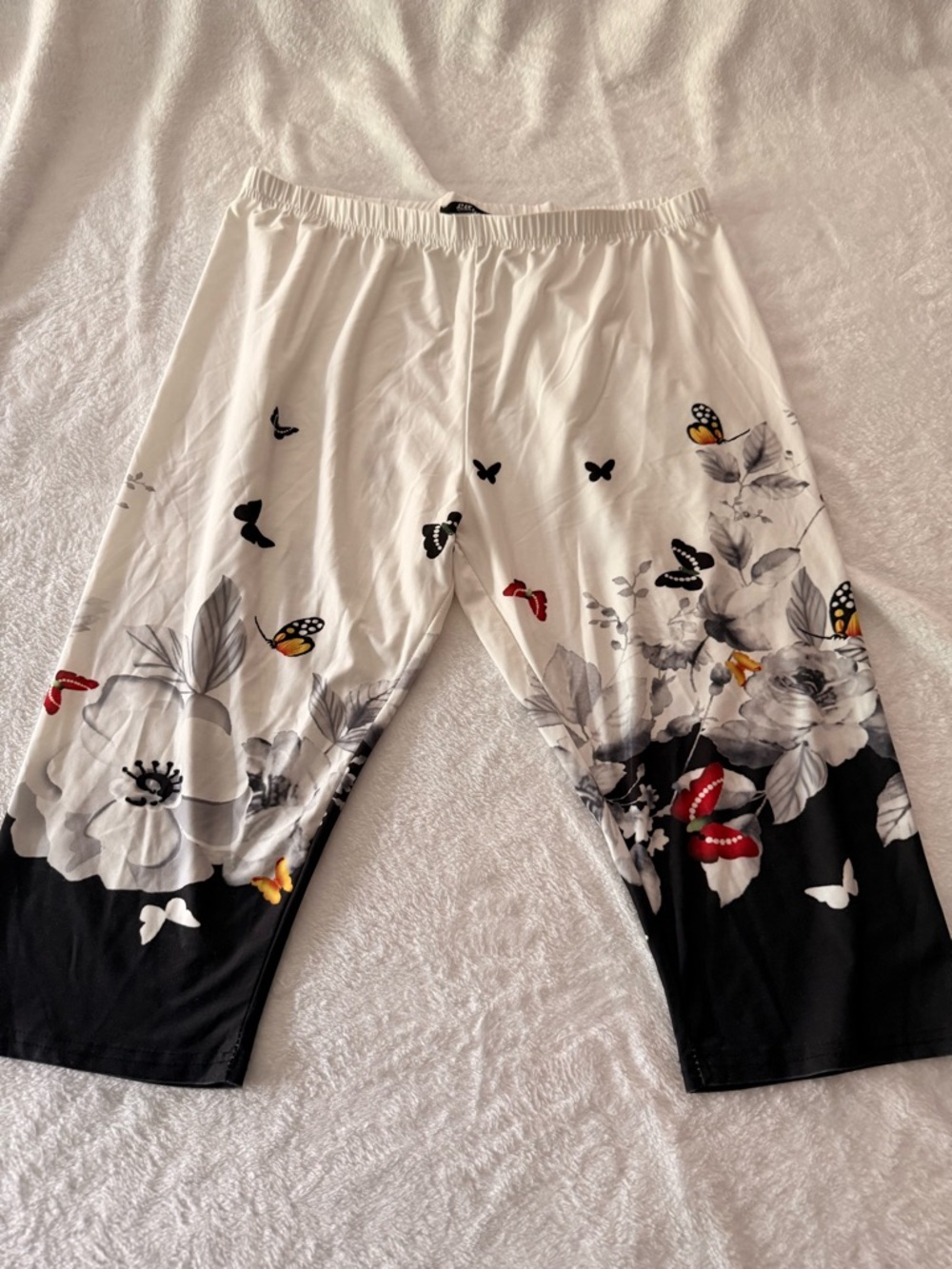 lily by firmiana Butterfly Floral White Black Stretch Capris 1X